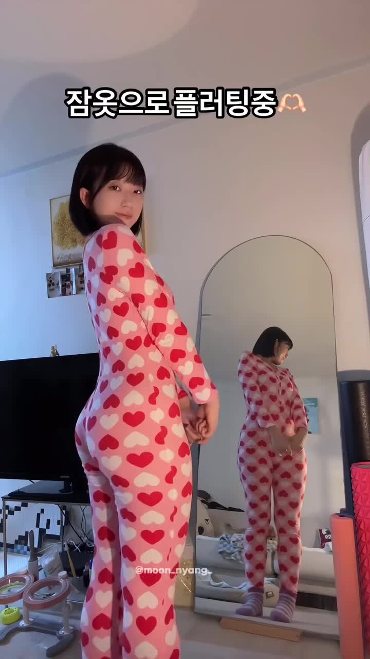 Video 580768 from Heeheemoon / moon_nyang_