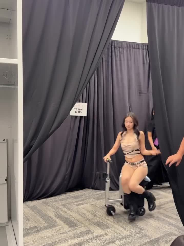 Video 590476 from Lisa | BLΛƆKPIИK (Blackpink)