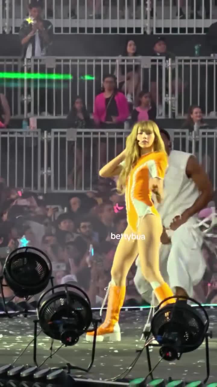 Video 590555 from Lisa | BLΛƆKPIИK (Blackpink)