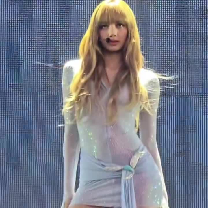 Video 590636 from Lisa | BLΛƆKPIИK (Blackpink)