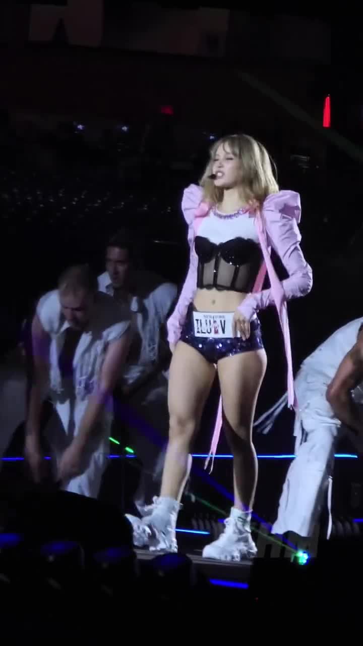 Video 590705 from Lisa | BLΛƆKPIИK (Blackpink)