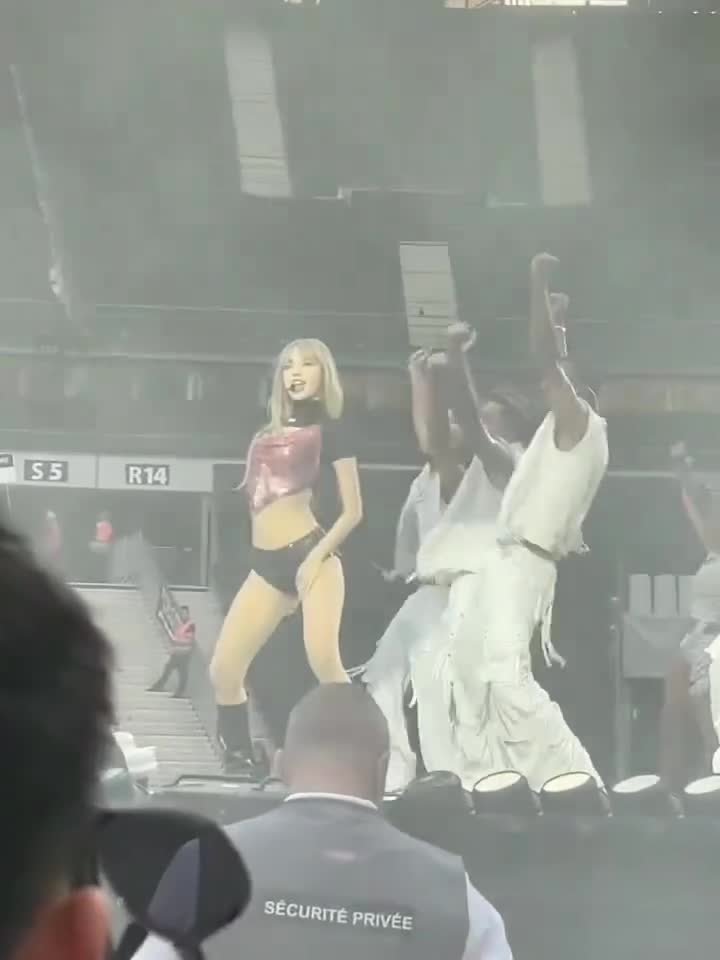 Video 590798 from Lisa | BLΛƆKPIИK (Blackpink)