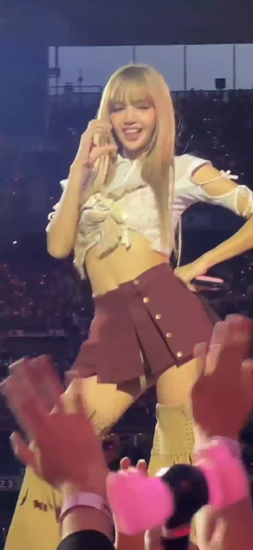 Video 590800 from Lisa | BLΛƆKPIИK (Blackpink)