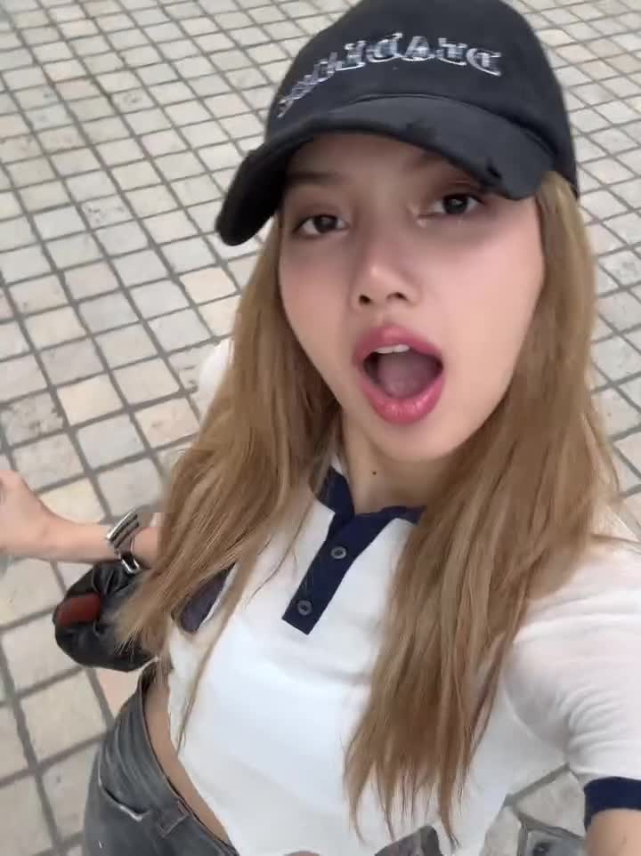 Video 590879 from Lisa | BLΛƆKPIИK (Blackpink)