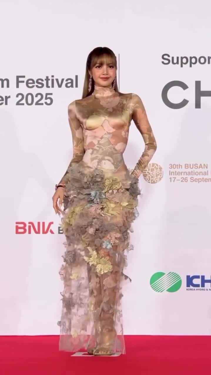 Video 590932 from Lisa | BLΛƆKPIИK (Blackpink)