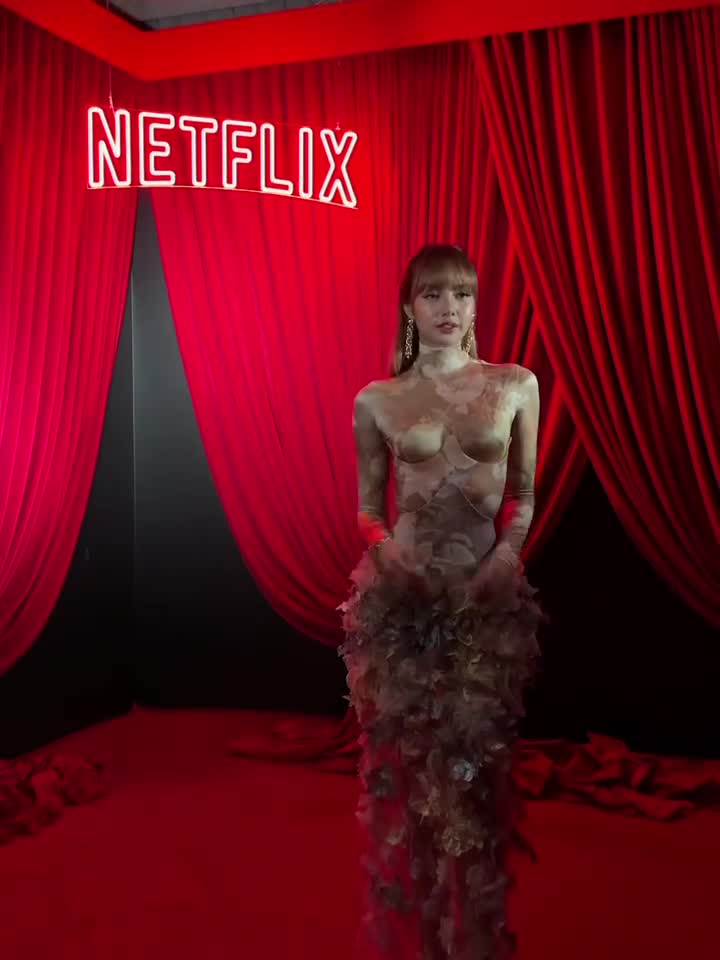 Video 590934 from Lisa | BLΛƆKPIИK (Blackpink)