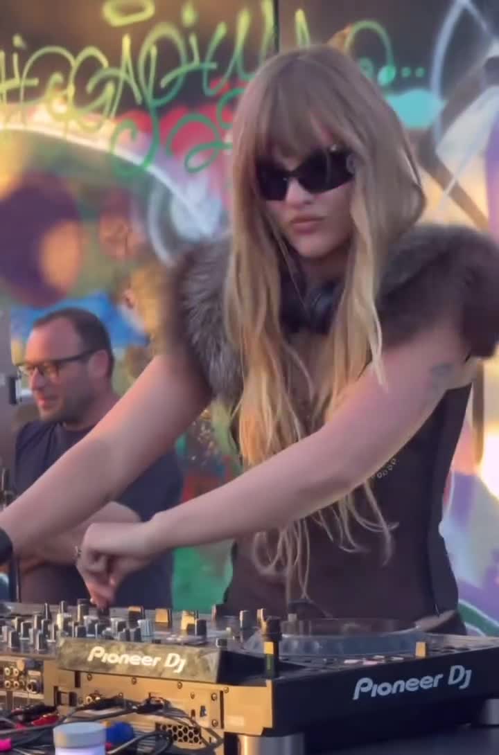 Video 591726 from Victoria De Angelis (Maneskin bassist)