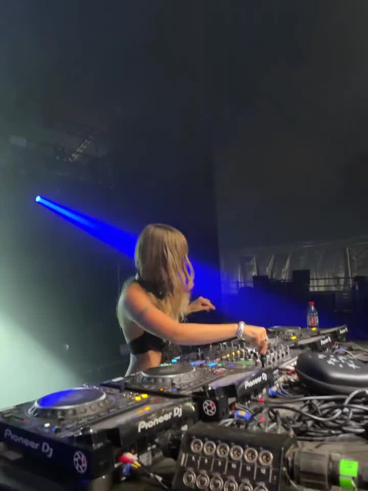 Video 591751 from Victoria De Angelis (Maneskin bassist)