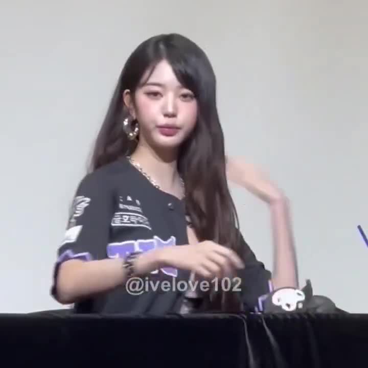 Video 592348 from Jang Won-young / 장원영 WONYOUNG