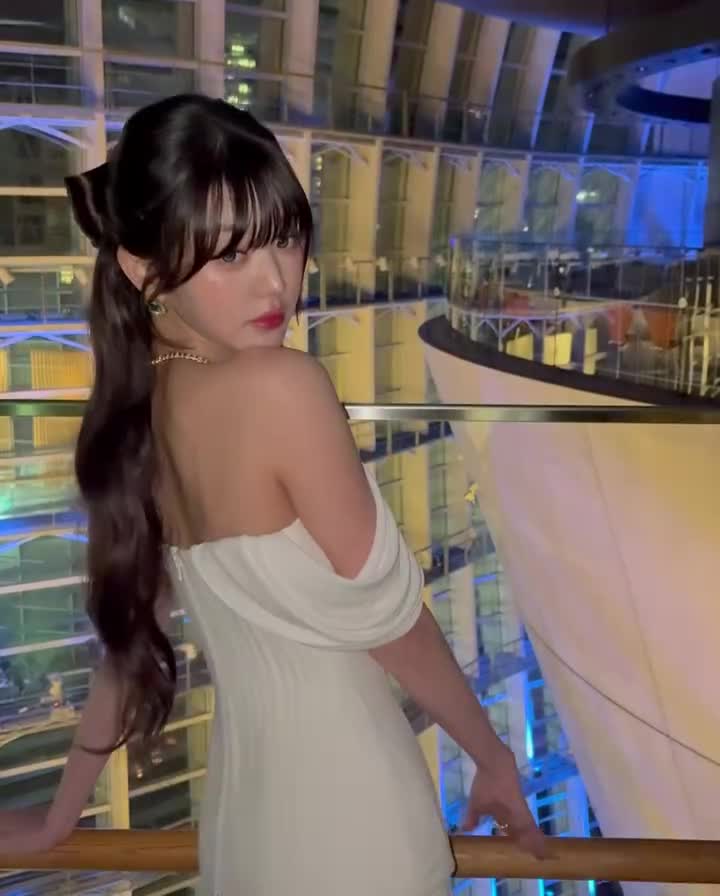 Video 592660 from Jang Won-young / 장원영 WONYOUNG