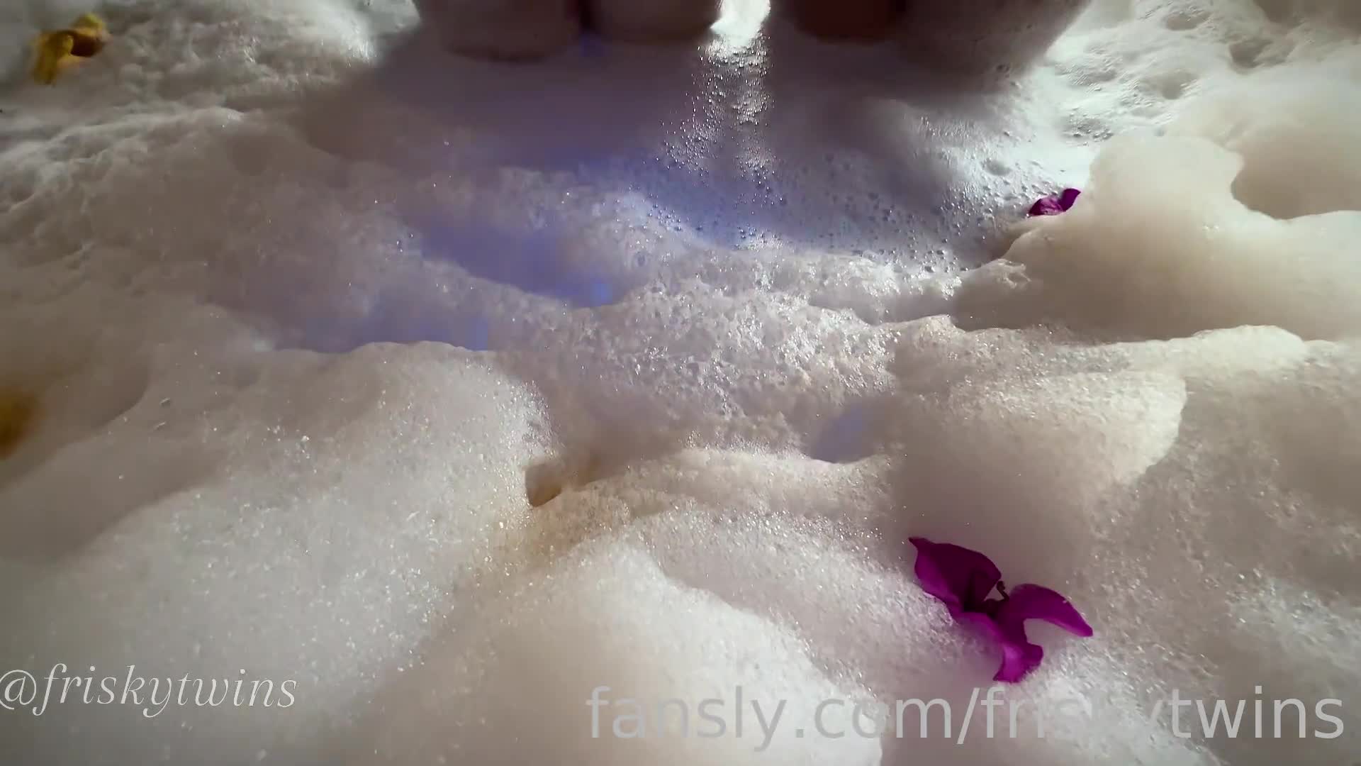 Video 600759 from Frisky Twins | FriskyAna | FriskyIsa