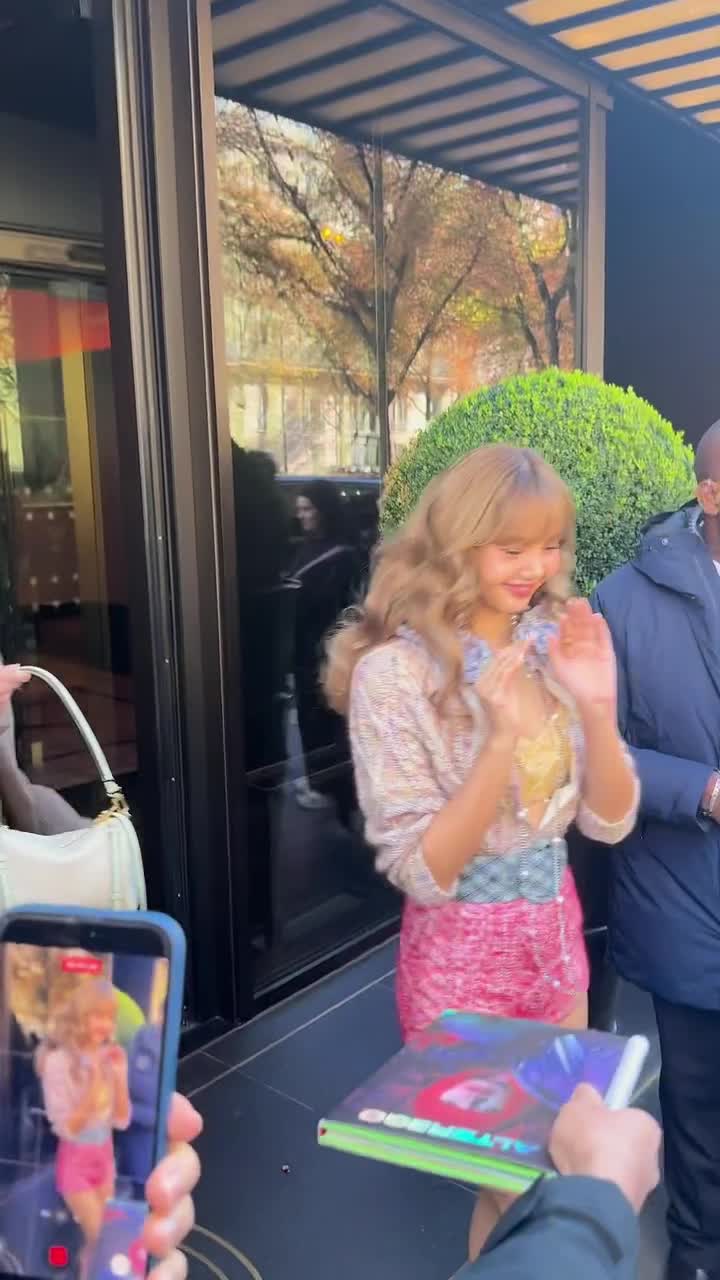 Video 638675 from Lisa | BLΛƆKPIИK (Blackpink)