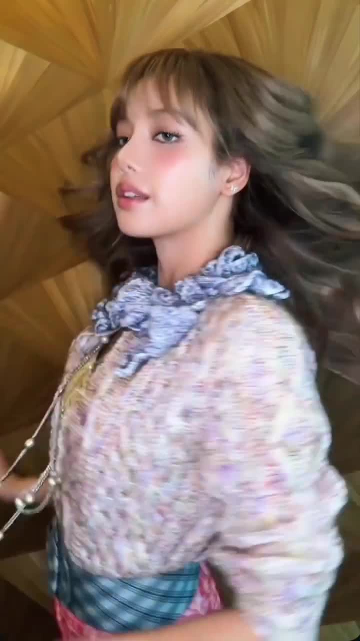 Video 638677 from Lisa | BLΛƆKPIИK (Blackpink)