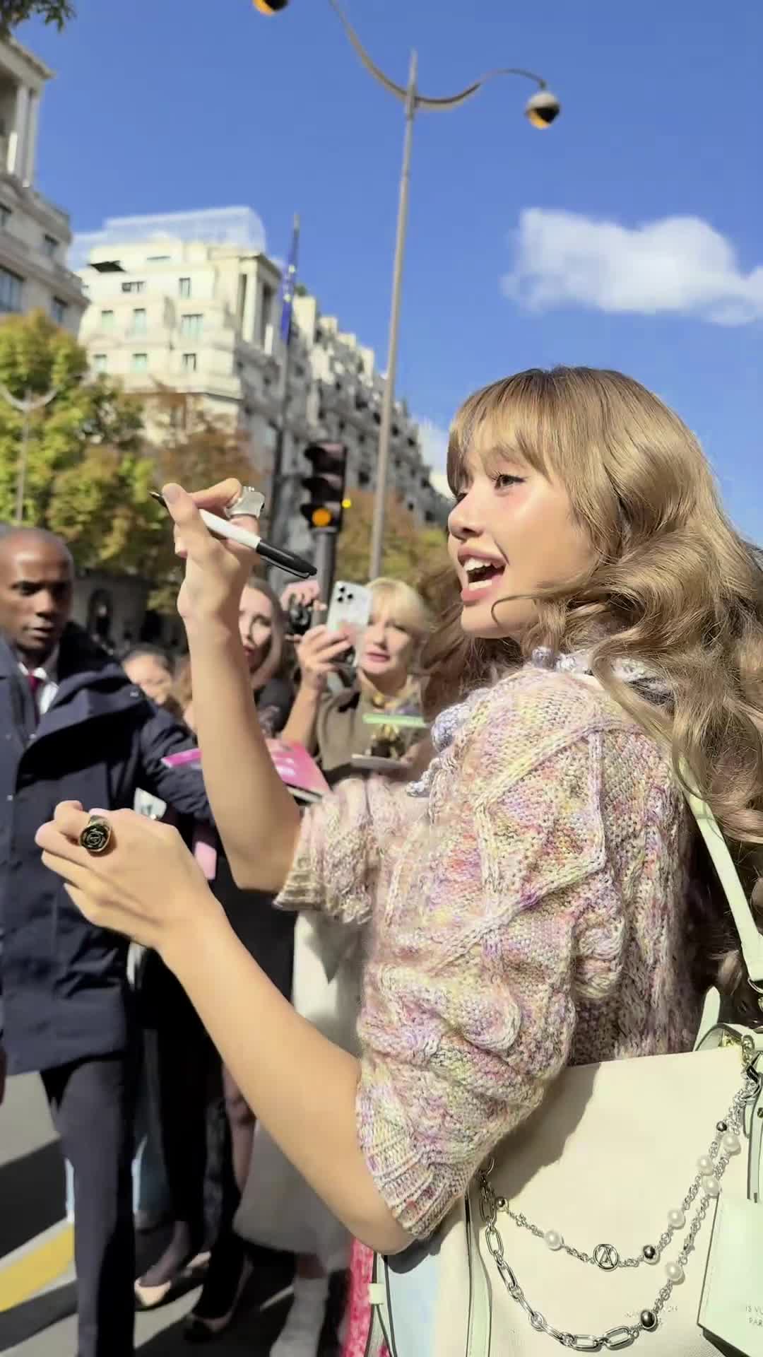 Video 638680 from Lisa | BLΛƆKPIИK (Blackpink)