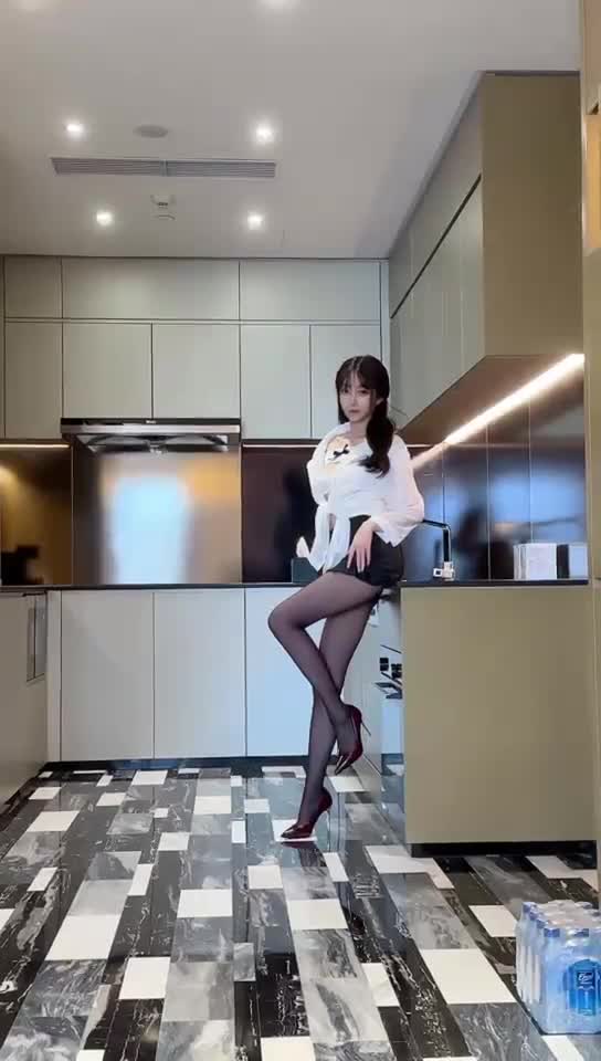 Video 689007 from 玥儿玥er | Yueer Yueer