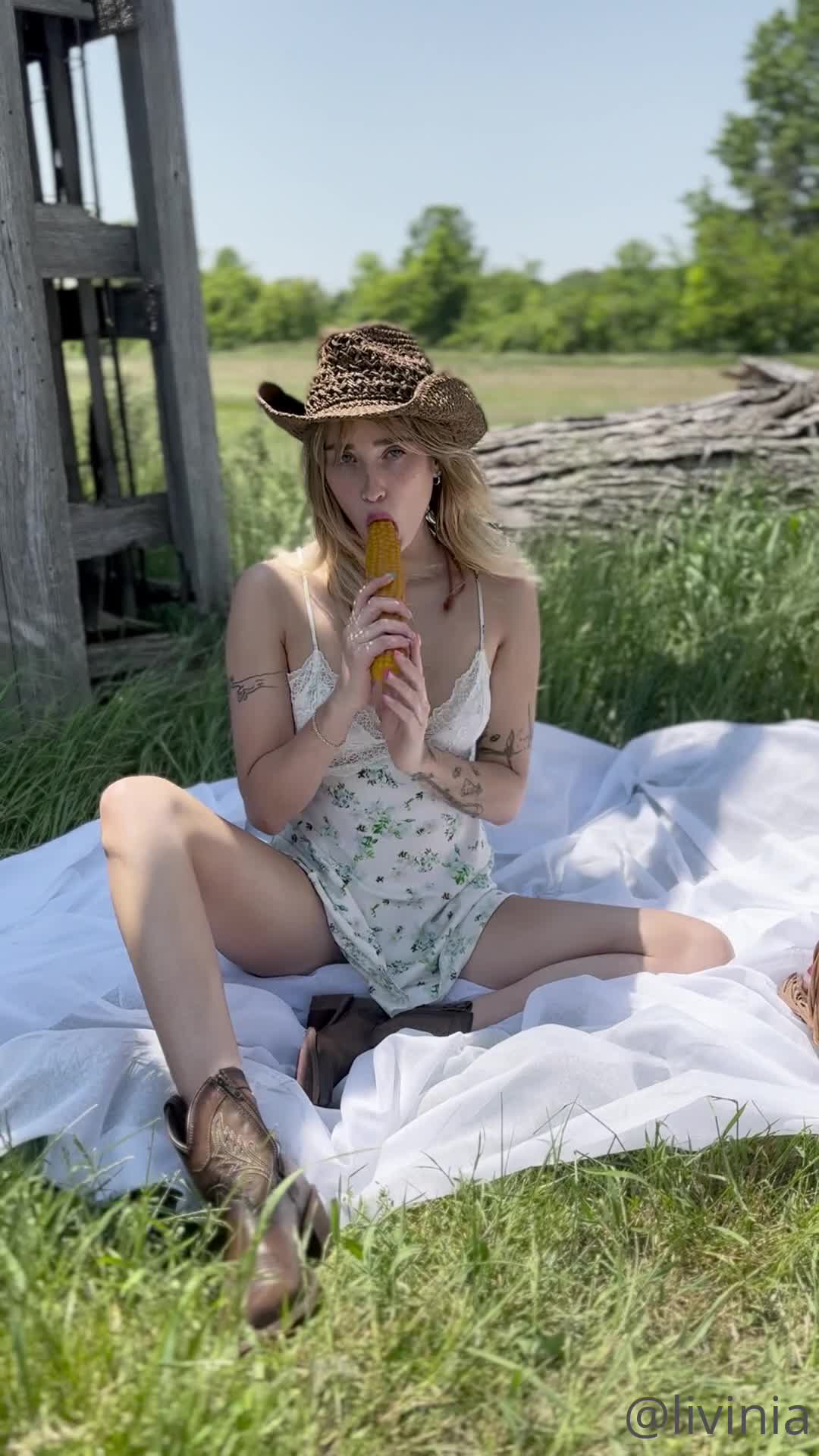 Video 721067 from Livinia Roberts | urfavonlinesloot