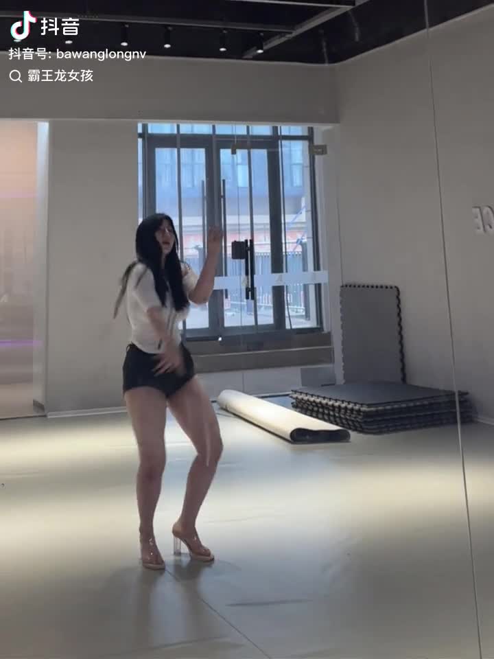 Video 839790 from bawanglongnv / 霸王龙女孩girl / 霸王龙龙龙