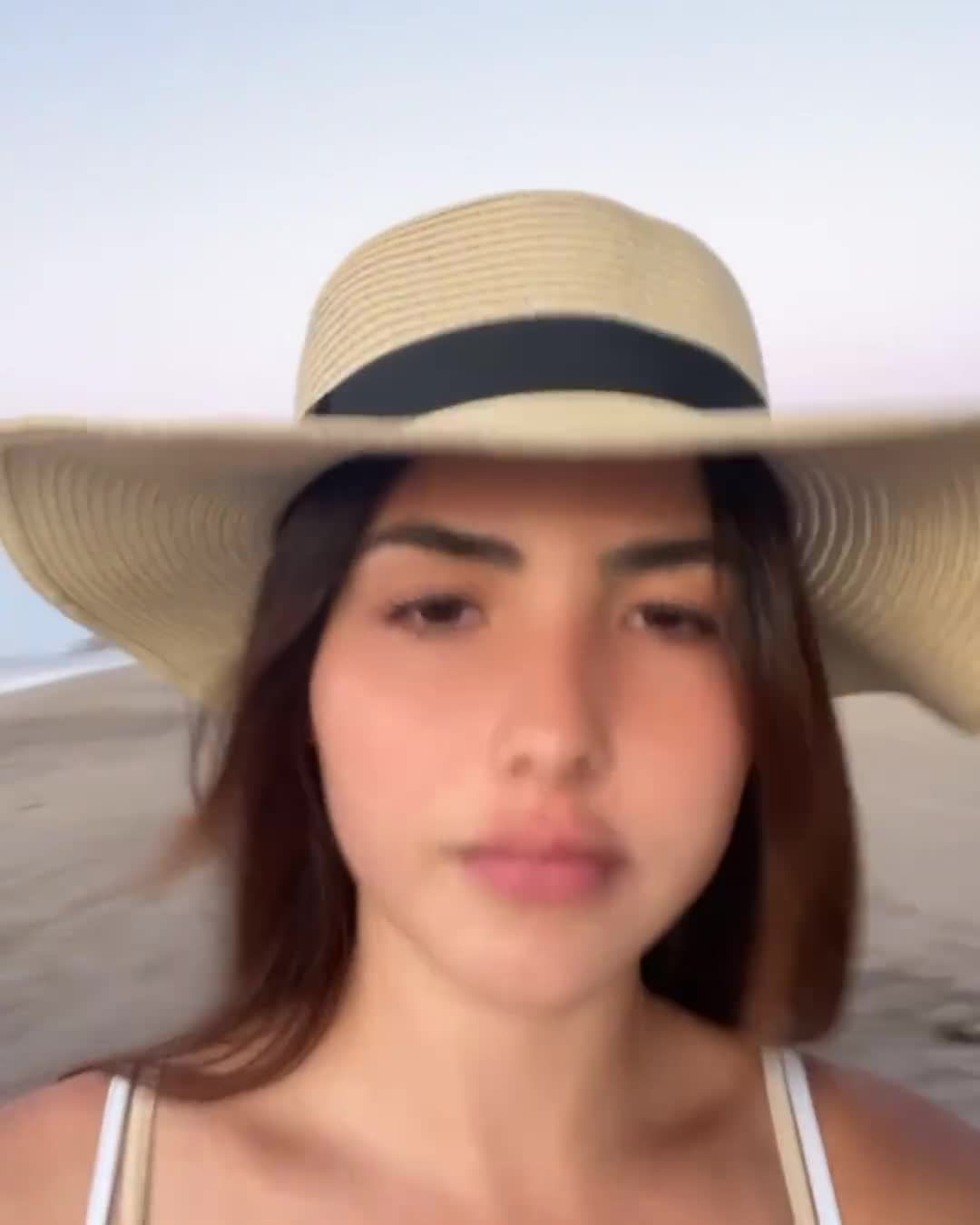 Video 860640 from Andrea Botez (leaks = ban)