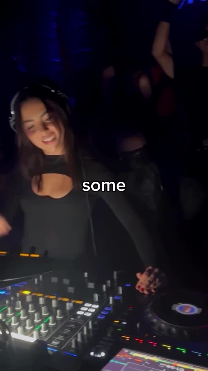 Video 871083 from Andrea Botez (leaks = ban)