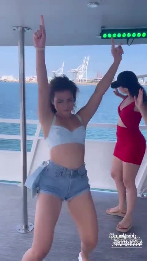 Video 886976 from Andrea Botez (leaks = ban)