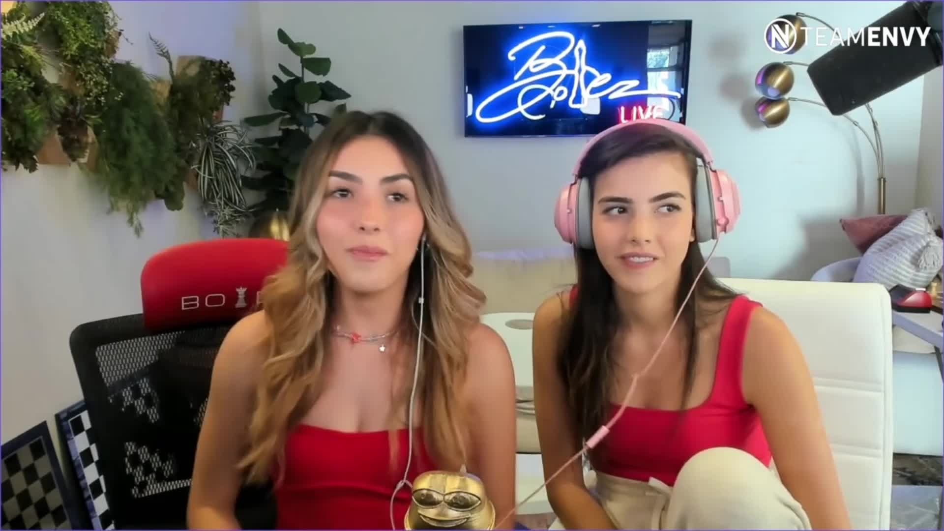 Video 886980 from Andrea Botez (leaks = ban)