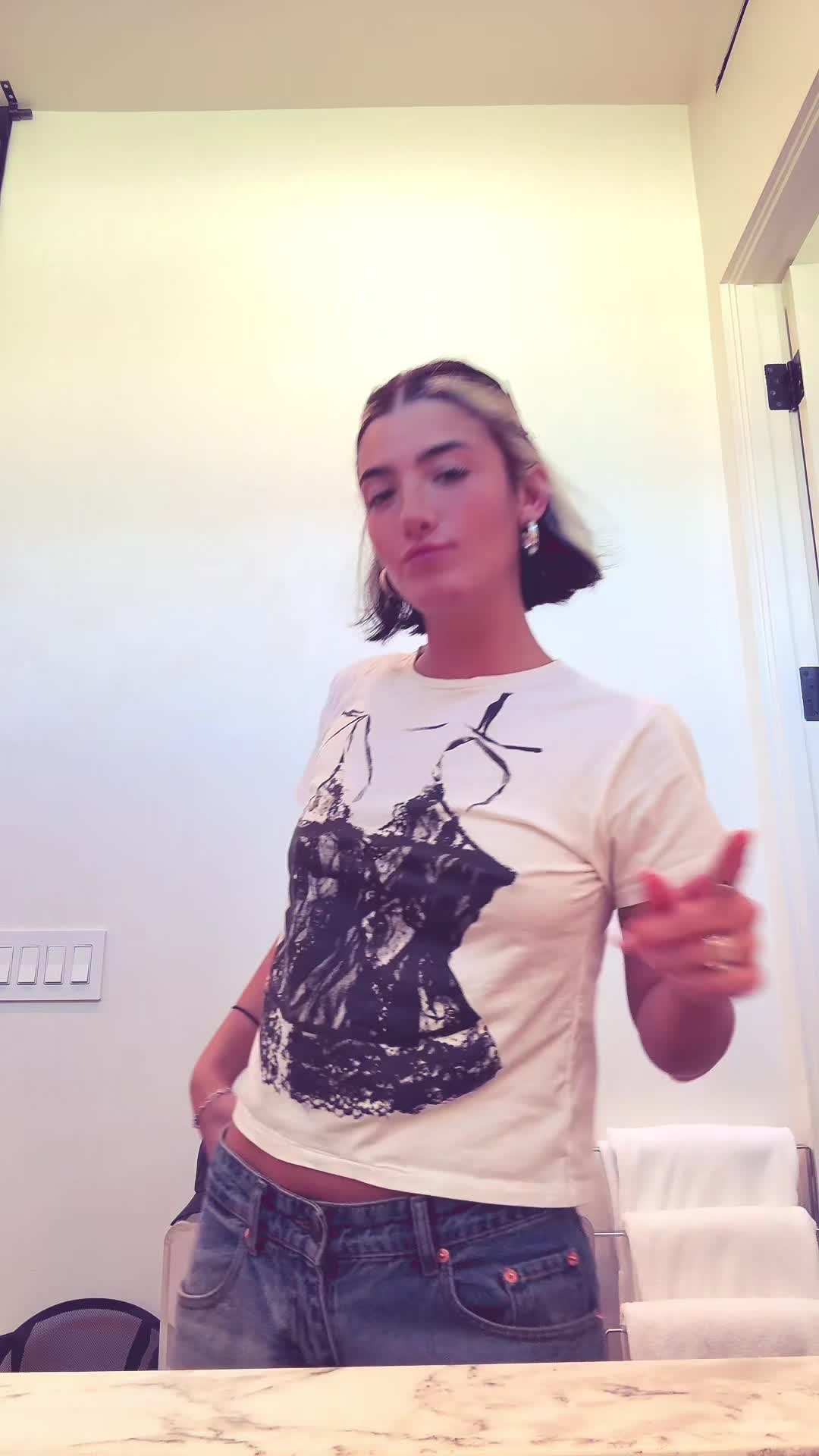 Video 893988 from Charli D'Amelio / Charli Damelio