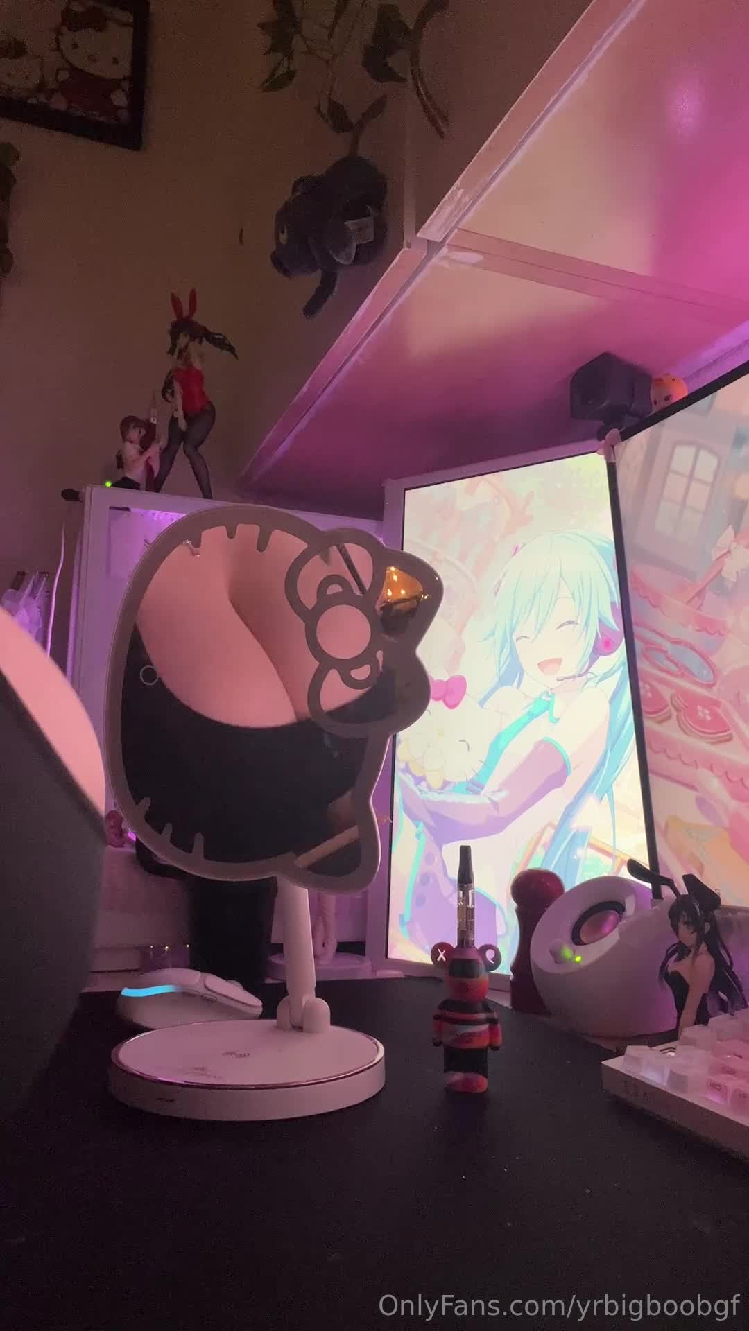 Video 924632 from Emma Kelley | yrbigboobgf