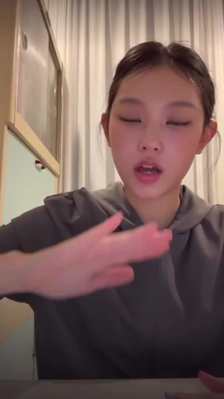 Video 1044618 from Haerin / NewJeans