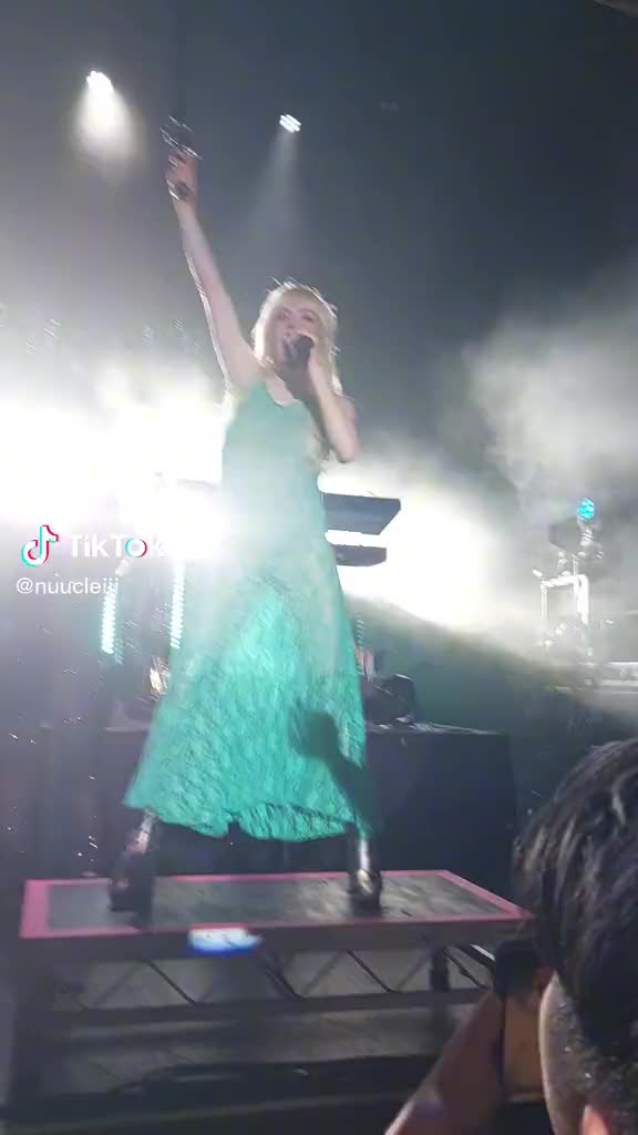 Video 1048914 from Carly Rae Jepsen