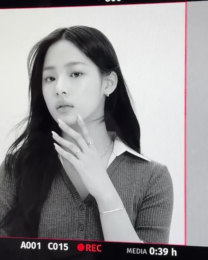 Video 1132819 from Minji (NewJeans)