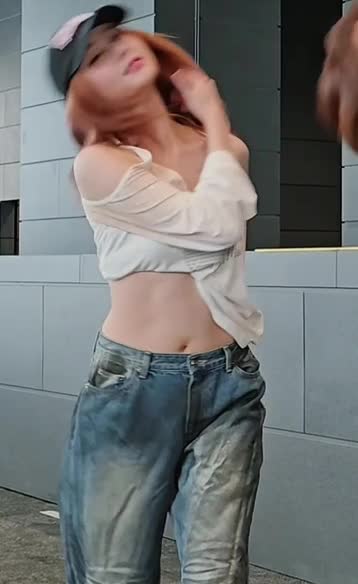 Video 1142010 from Huh Yunjin 허윤진 | LESSERAFIM