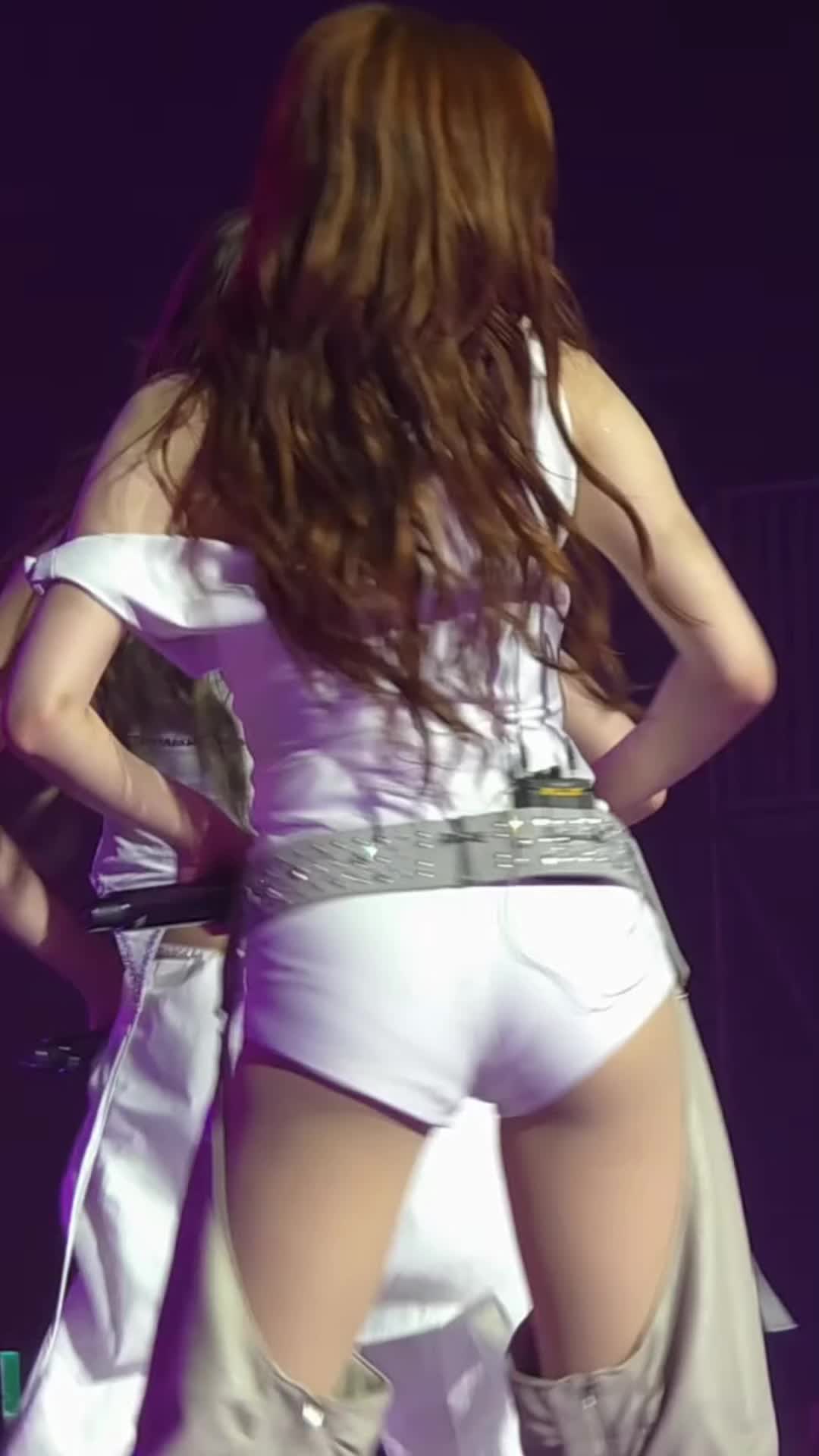 Video 1142045 from Huh Yunjin 허윤진 | LESSERAFIM