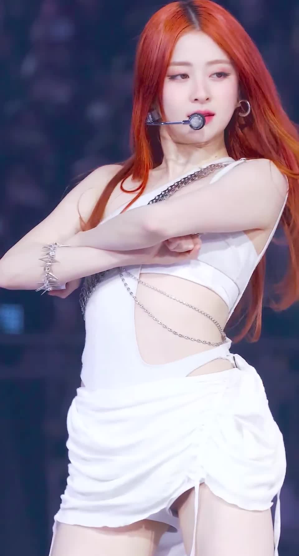 Video 1142062 from Huh Yunjin 허윤진 | LESSERAFIM