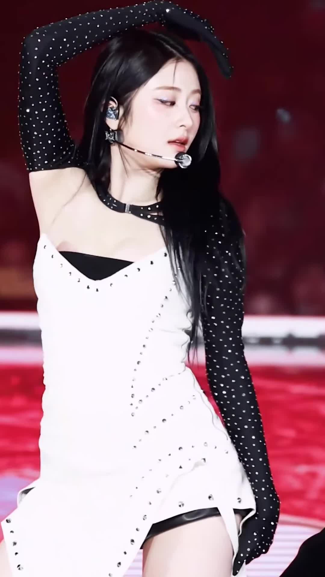 Video 1142059 from Huh Yunjin 허윤진 | LESSERAFIM