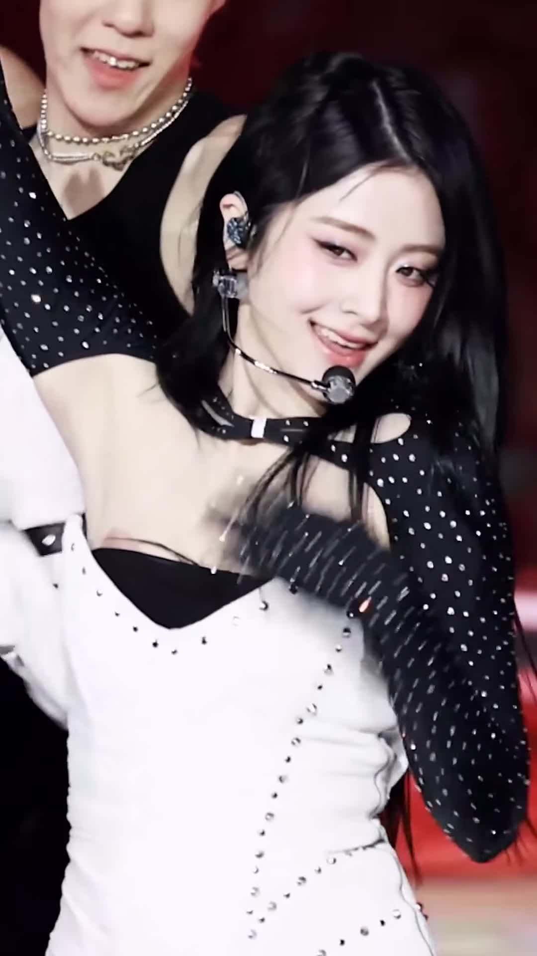 Video 1142078 from Huh Yunjin 허윤진 | LESSERAFIM