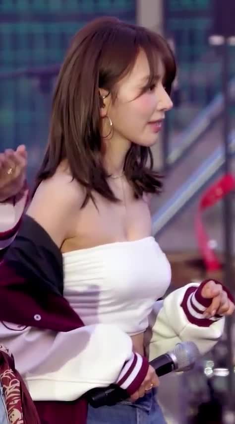 Video 1142444 from Sakura Miyawaki 宮脇 咲良 | LESSERAFIM
