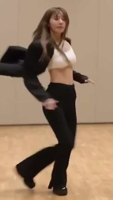 Video 1142446 from Sakura Miyawaki 宮脇 咲良 | LESSERAFIM