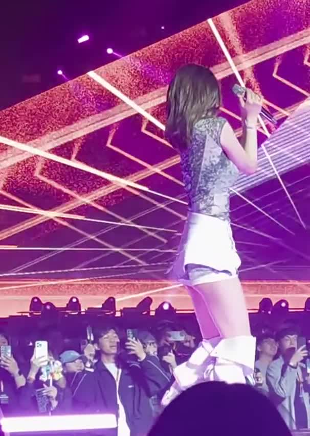 Video 1142454 from Sakura Miyawaki 宮脇 咲良 | LESSERAFIM