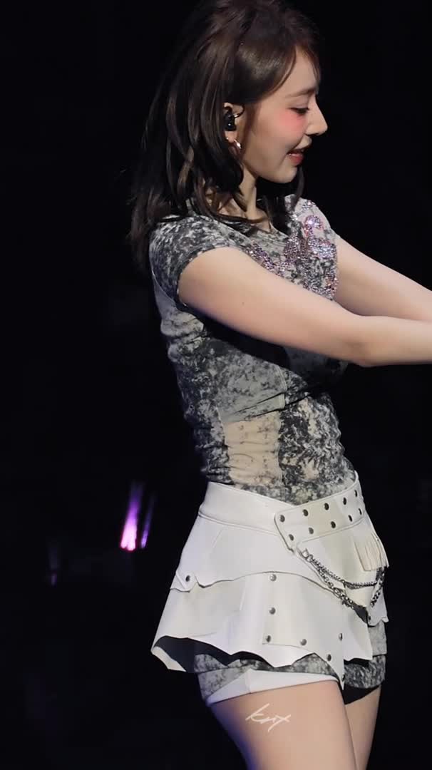 Video 1142452 from Sakura Miyawaki 宮脇 咲良 | LESSERAFIM