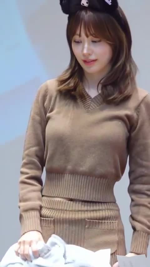 Video 1142493 from Sakura Miyawaki 宮脇 咲良 | LESSERAFIM