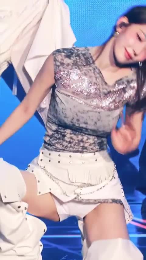 Video 1142501 from Sakura Miyawaki 宮脇 咲良 | LESSERAFIM