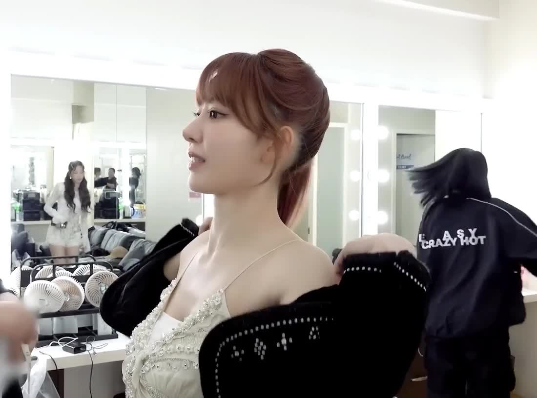 Video 1142507 from Sakura Miyawaki 宮脇 咲良 | LESSERAFIM