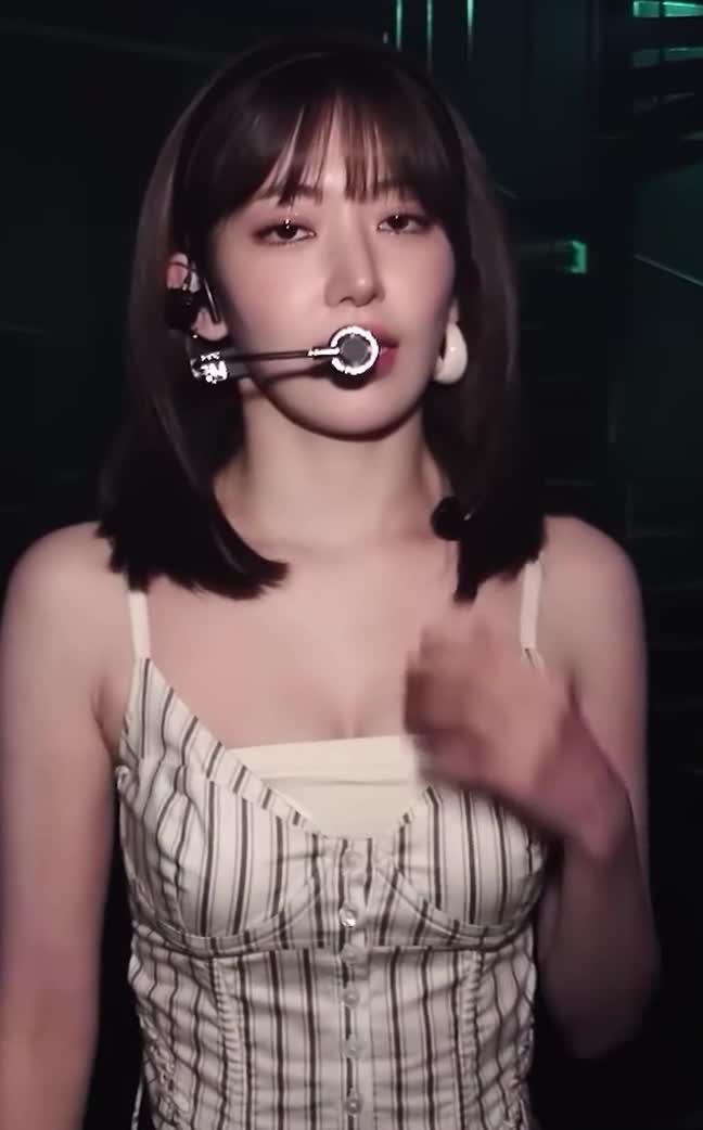 Video 1142532 from Sakura Miyawaki 宮脇 咲良 | LESSERAFIM
