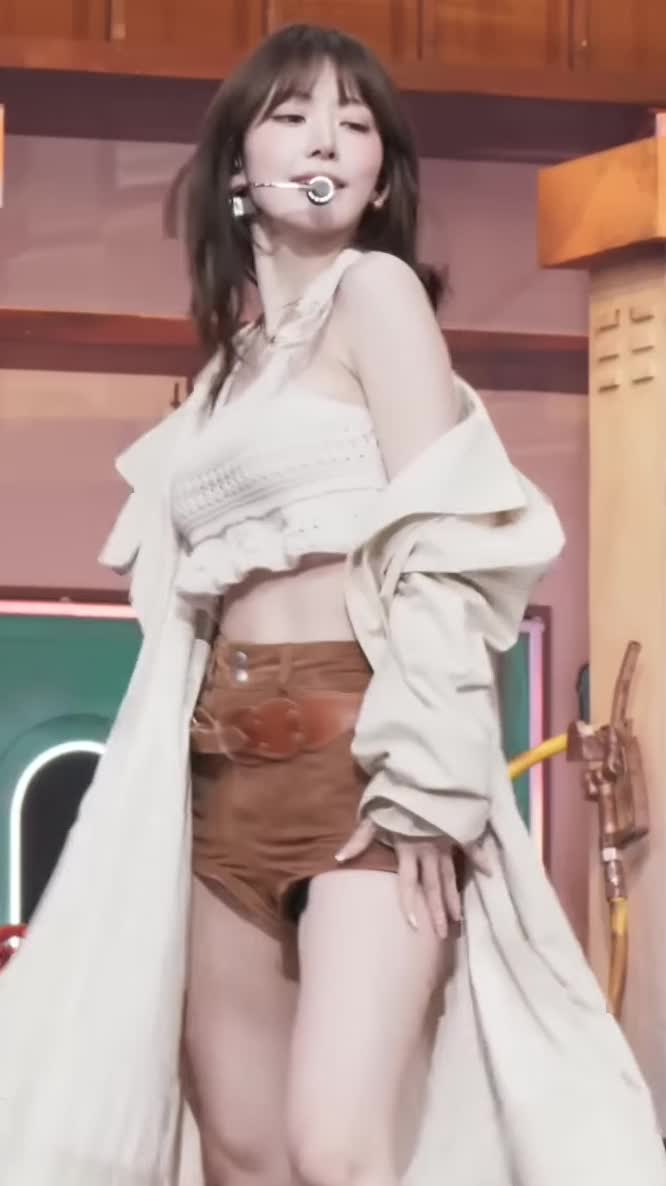 Video 1142534 from Sakura Miyawaki 宮脇 咲良 | LESSERAFIM