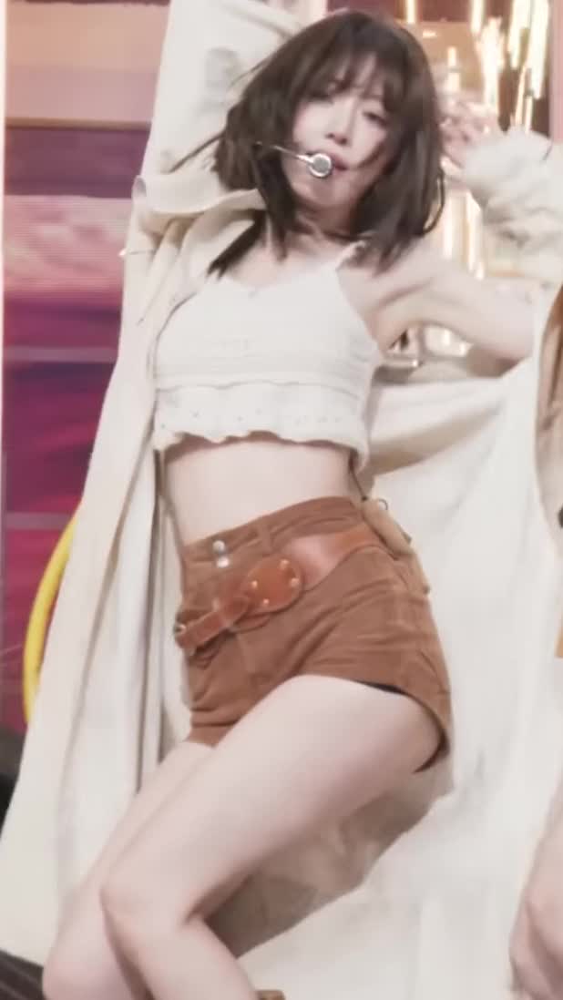 Video 1142569 from Sakura Miyawaki 宮脇 咲良 | LESSERAFIM