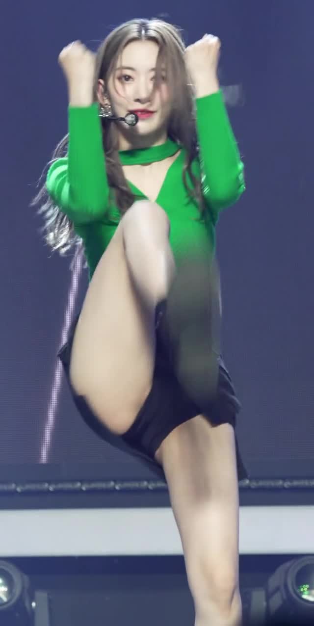 Video 1142576 from Sakura Miyawaki 宮脇 咲良 | LESSERAFIM