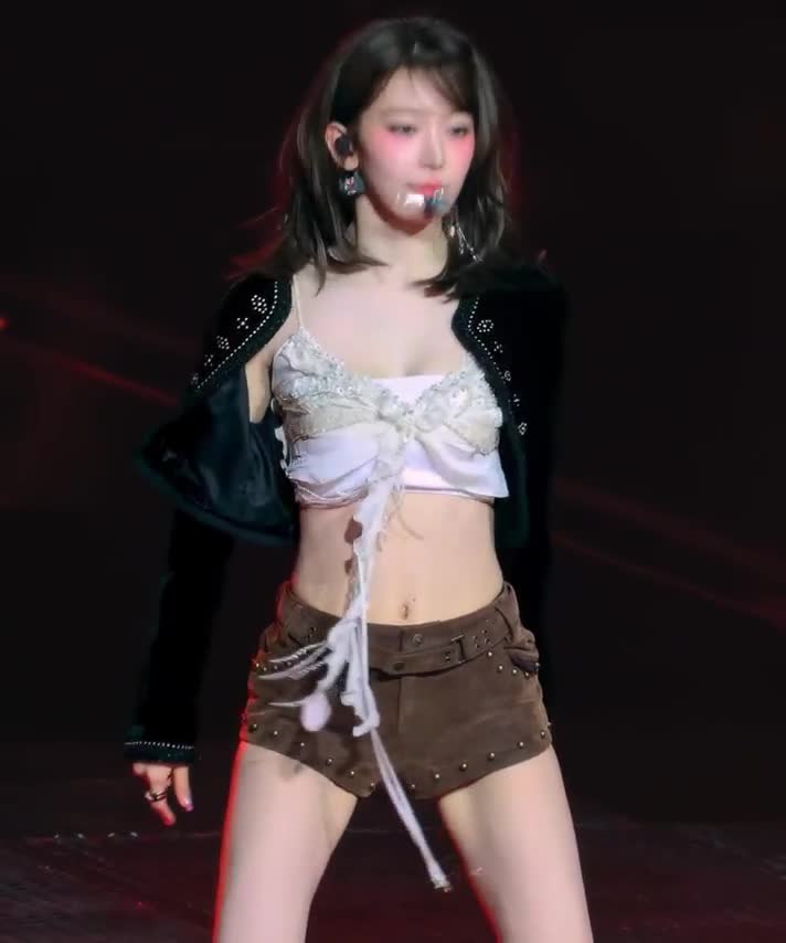 Video 1142581 from Sakura Miyawaki 宮脇 咲良 | LESSERAFIM