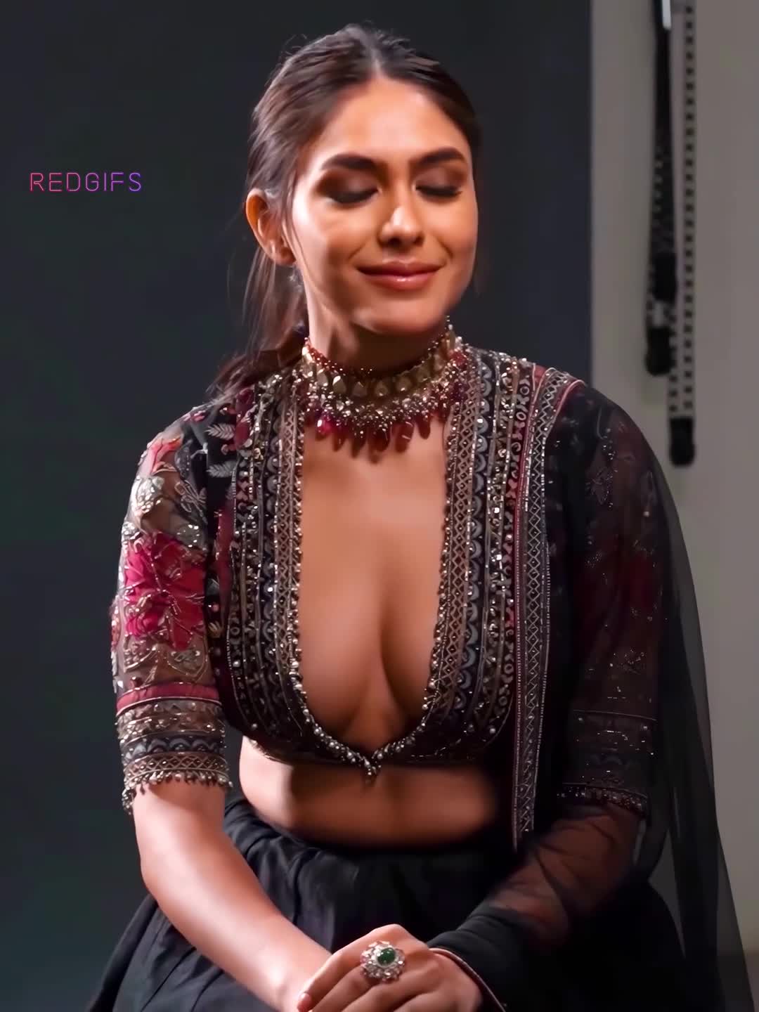 Video 1145500 from Mrunal Thakur