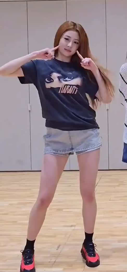 Video 1171020 from Huh Yunjin 허윤진 | LESSERAFIM