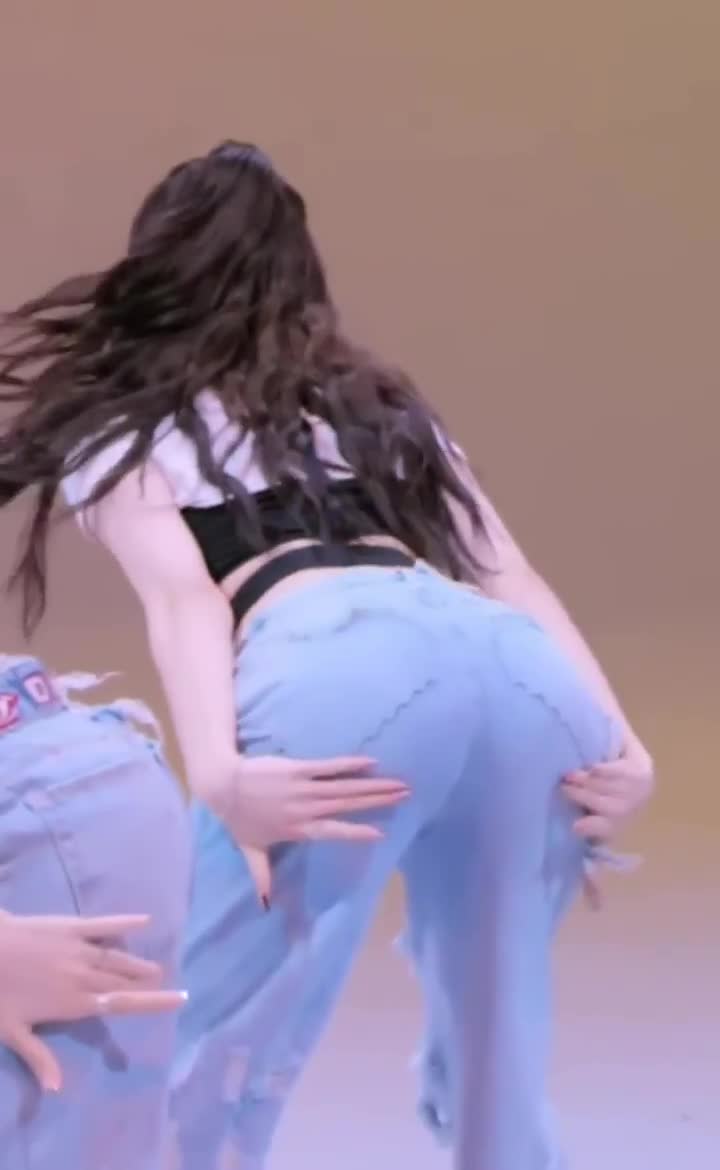 Video 1171024 from Huh Yunjin 허윤진 | LESSERAFIM